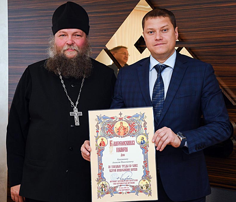 Владыка Кирилл поблагодарил руководителей СУМЗа за благоукрашение храма
