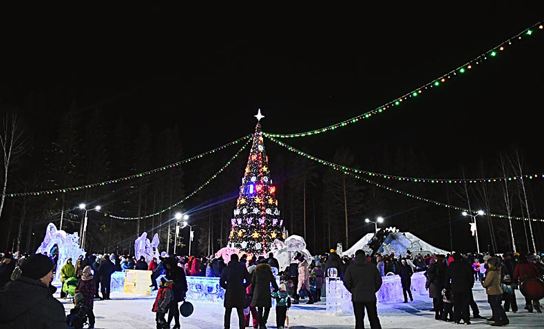 В Ревде открыли ледяной городок, построенный по заказу СУМЗа