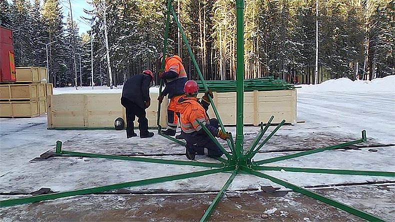 В парке Дворца культуры Ревды СУМЗ установил новогоднюю елку