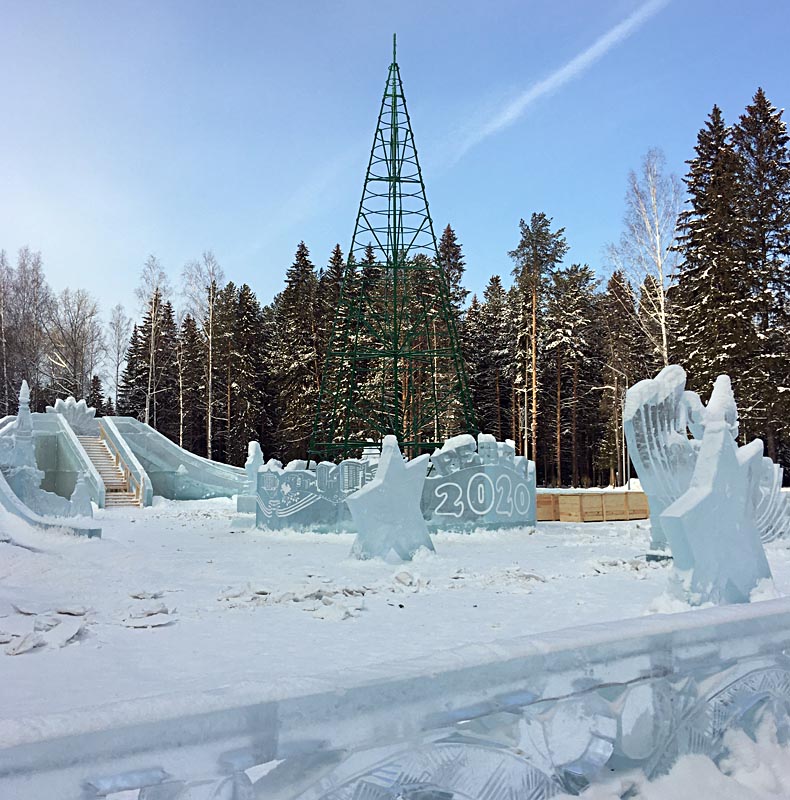 Работники СУМЗа демонтируют ледовый городок