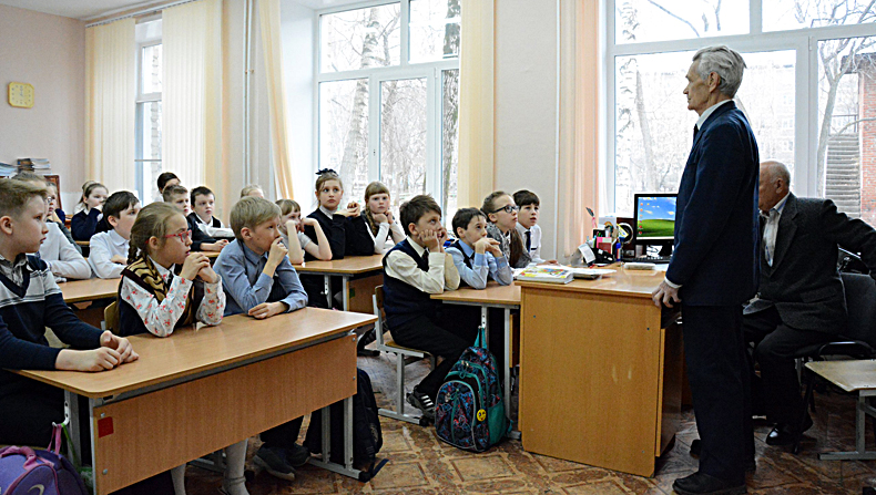 Ветераны СУМЗа провели для школьников «Уроки мужества»