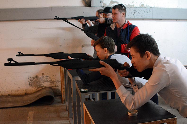 СУМЗ организовал состязания по стрельбе для учащихся подшефных школ
