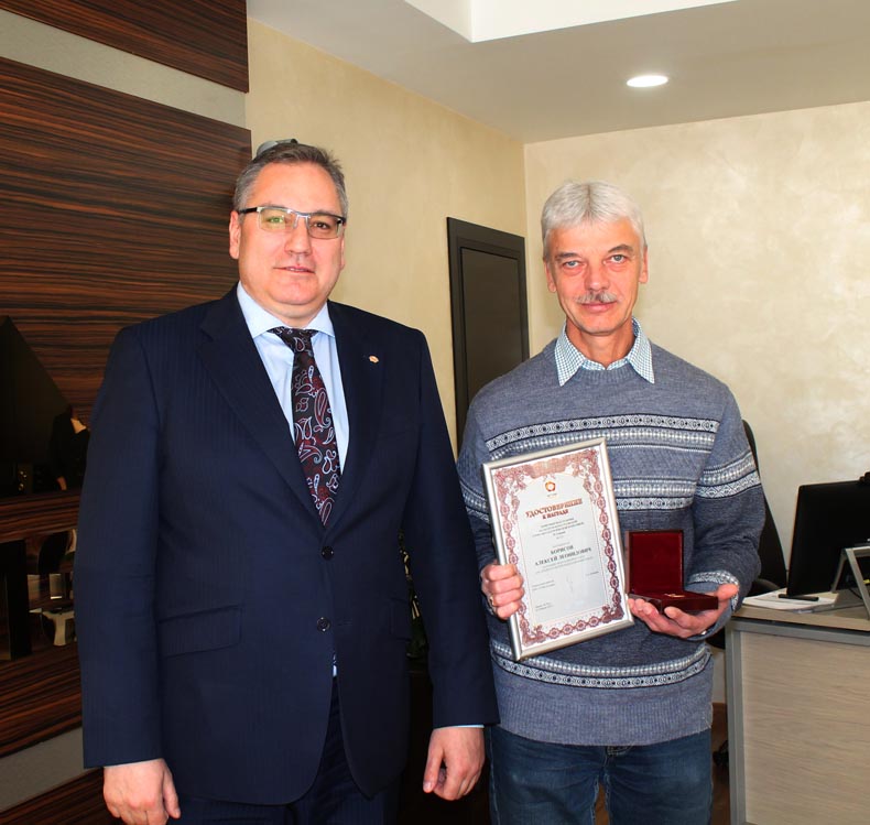 Начальника медьцеха СУМЗа Алексея Борисова наградили Почетным знаком отличия УГМК