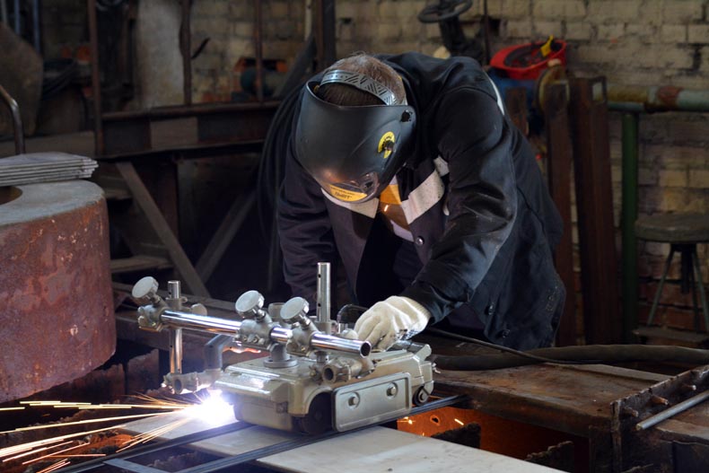 Работник СУМЗа Сергей Рыбаков придумал, как разрезать металл идеально ровно и быстро 