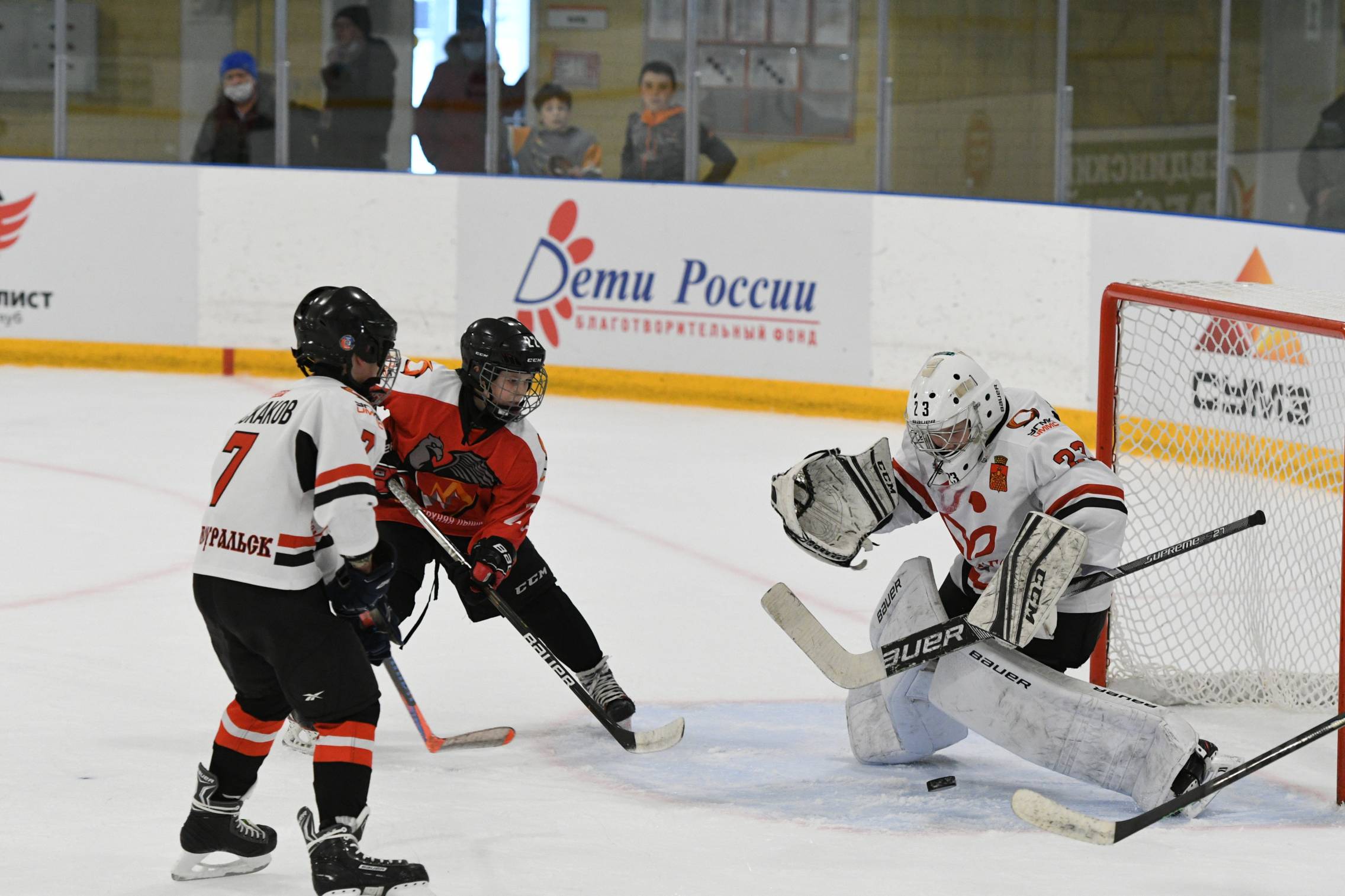 В Ревде стартовал Детский хоккейный турнир, посвященный памяти Александра Козицына