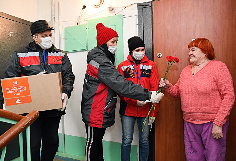 Предприятия УГМК снова помогли продуктами ветеранам и поздравили с Днем Победы