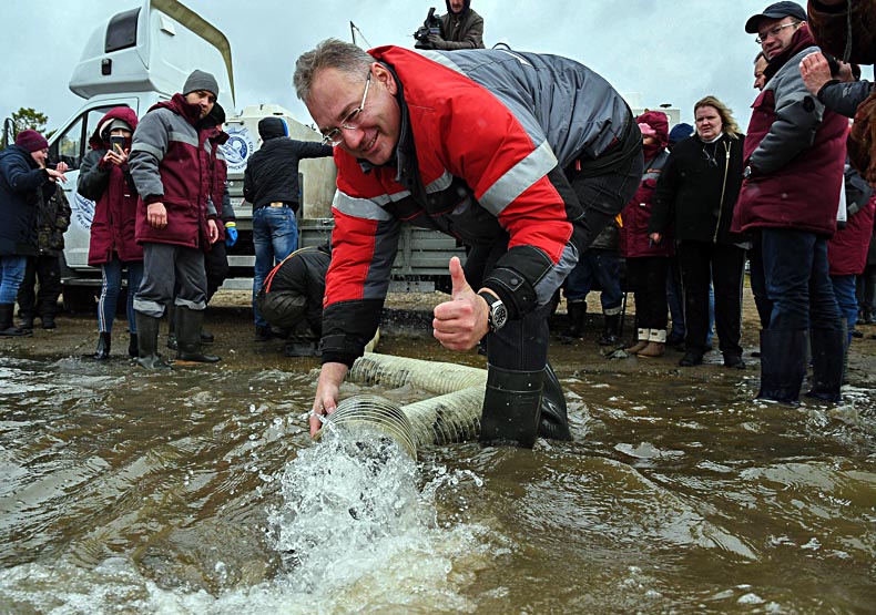 СУМЗ выпустил 10 тысяч толстолобиков в Новомариинское водохранилище.
