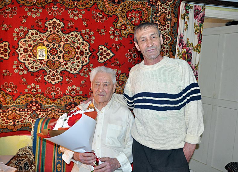 Бывший начальник грузовой службы ЖДЦ СУМЗа отметил 90-летие