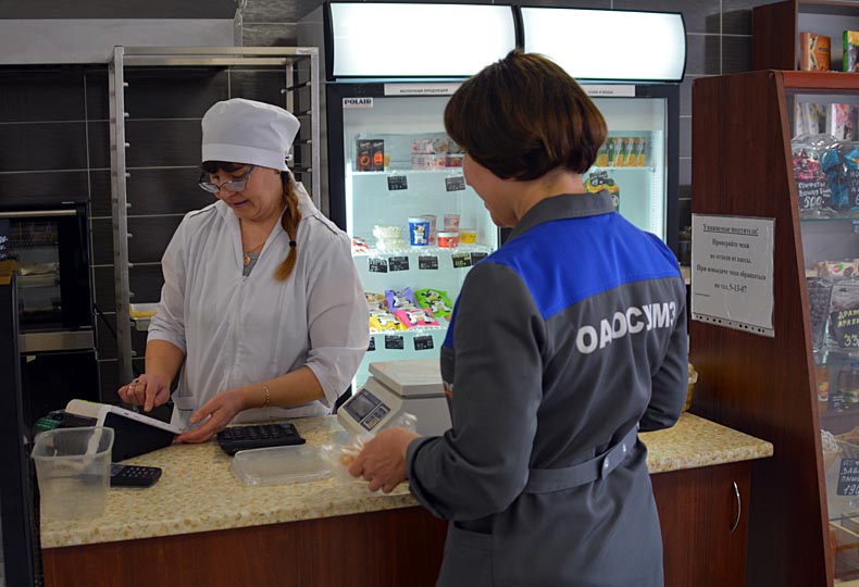 Сотрудница буфета Светлана Вшивцева помогает работникам СУМЗа ударно трудиться и чувствовать себя отлично