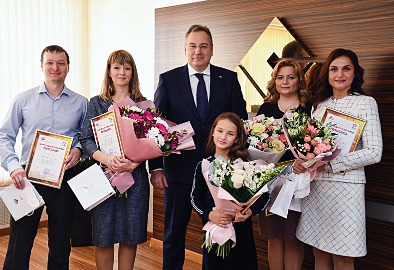 Директор СУМЗа наградил семью Плюха за победу в корпоративном вокальном конкурсе