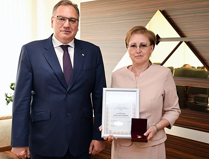 Елене Сарапуловой вручили Почетный знак "За заслуги перед УГМК"