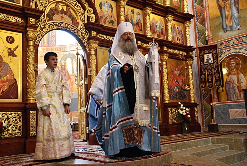 Митрополит Кирилл провел службу в благоукрашенном храме во имя Архистратига Михаила 