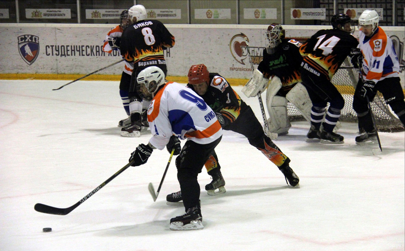 Команда СУМЗа возглавила турнирную таблицу Чемпионата Верхней Пышмы по хоккею