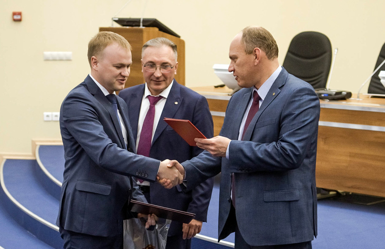 Краснодипломники1.jpg Краснодипломники1.jpg
